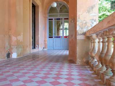 ...� contraddistinto da colonnine bianche e un pavimento a rombi bianchi e rossi